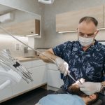 Hammaslääkäri tarkastamassa potilaan hampaita
